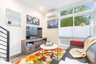 9413A Roosevelt Way NE in Seattle, WA - Building Photo - Building Photo