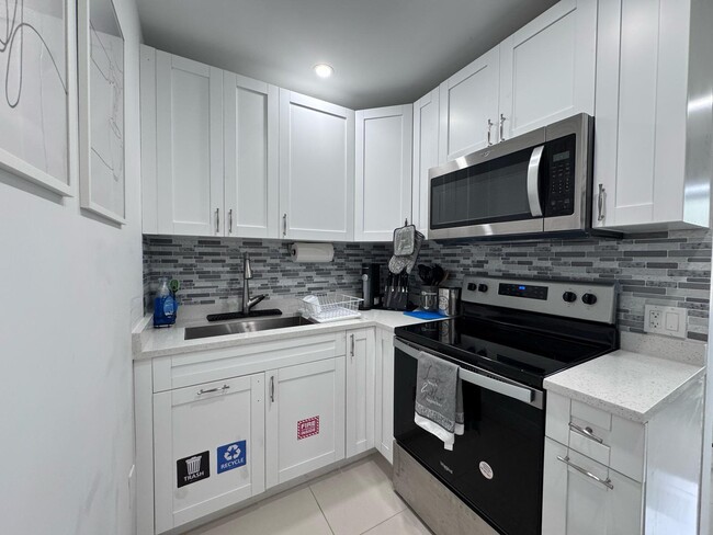 2890 SW 17th St in Fort Lauderdale, FL - Building Photo - Building Photo