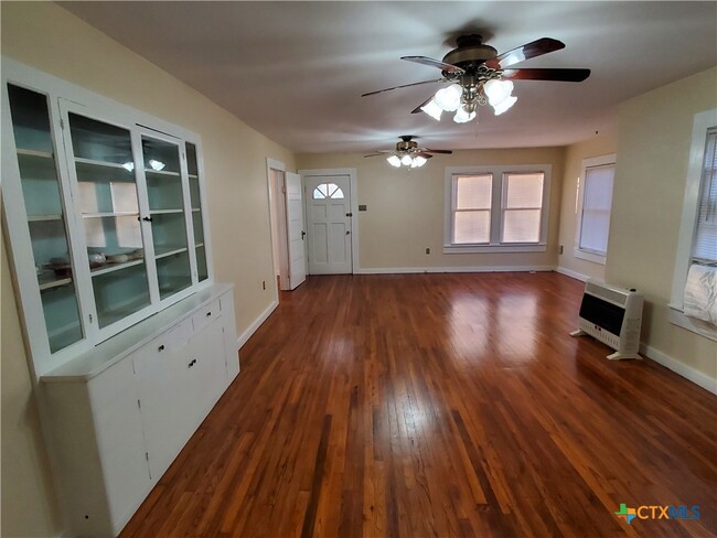 513 S River St in Seguin, TX - Building Photo - Building Photo