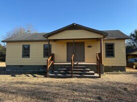 522 James St in Bishopville, SC - Building Photo