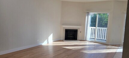 5135 Zelzah Ave, Unit 101 in Encino, CA - Foto de edificio - Building Photo