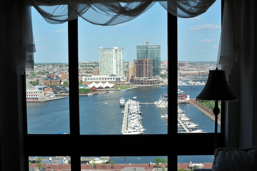 10 E Lee St in Baltimore, MD - Building Photo
