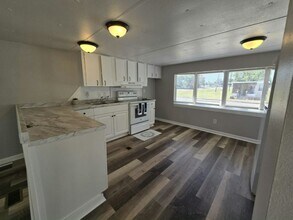 11211 East Bay Rd in Gibsonton, FL - Building Photo - Building Photo