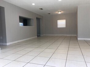 4062 10th Ave N in St. Petersburg, FL - Foto de edificio - Building Photo