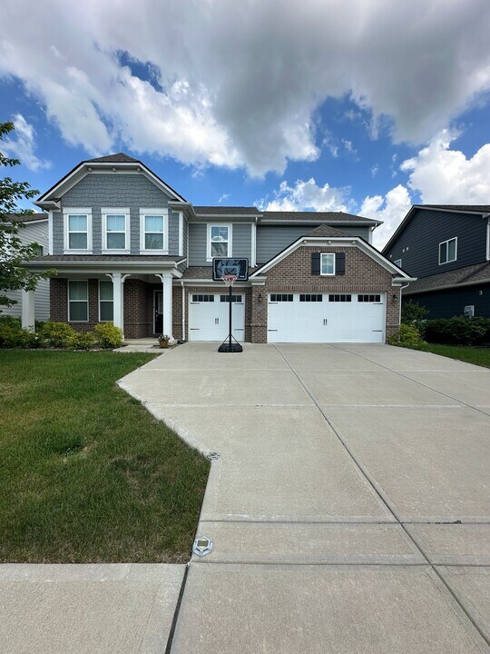 17364 Americana Xing in Noblesville, IN - Foto de edificio