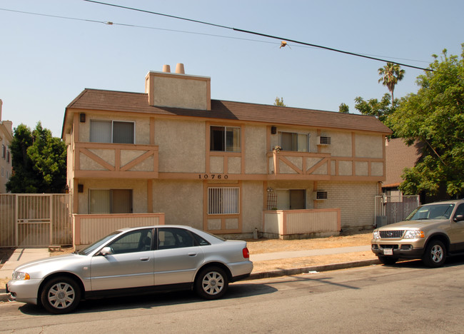 10760 Hortense St in Toluca Lake, CA - Foto de edificio - Building Photo