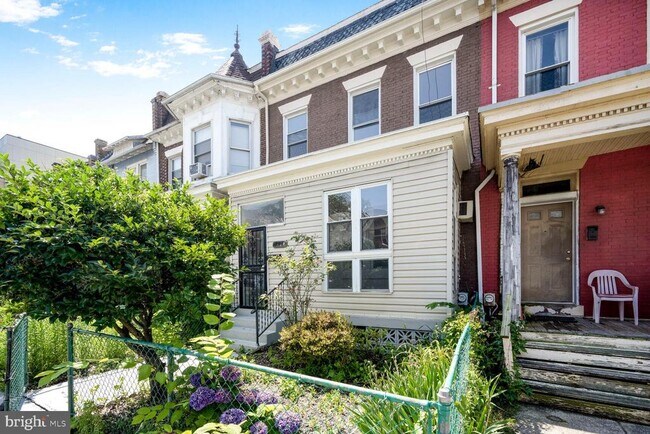742 Newton Pl NW in Washington, DC - Building Photo - Building Photo