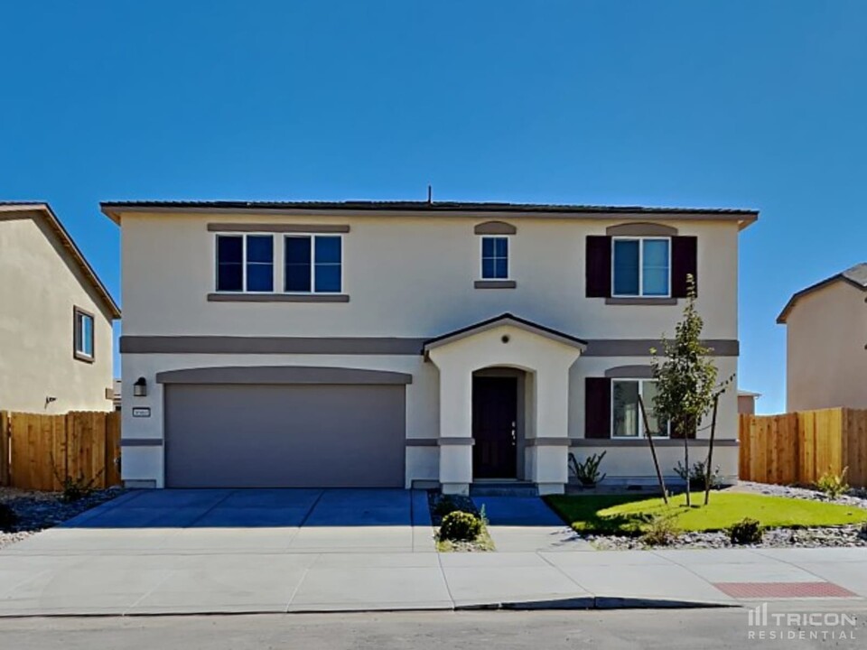 8960 Elk Ravine Dr in Reno, NV - Building Photo