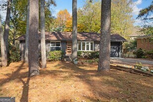 2958 Harcourt Dr, Unit 209 in Decatur, GA - Building Photo