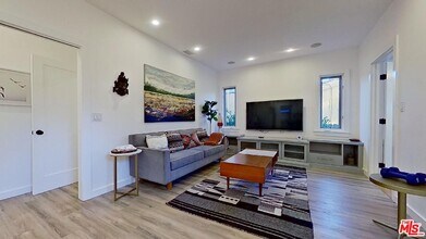 2229 Oak Glen Pl in Los Angeles, CA - Building Photo - Building Photo