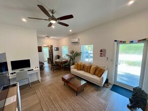 1904 NE 26th Dr, Unit 2 in Wilton Manors, FL - Foto de edificio - Building Photo