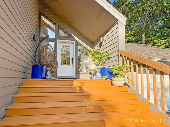 13900 Hill Ridge Dr in Hopkins, MN - Foto de edificio - Building Photo