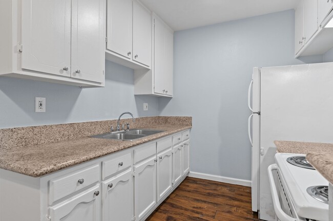 927 Daisy Ave, Unit 15 in Long Beach, CA - Foto de edificio - Building Photo