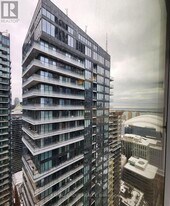 357 King St W in Toronto, ON - Building Photo