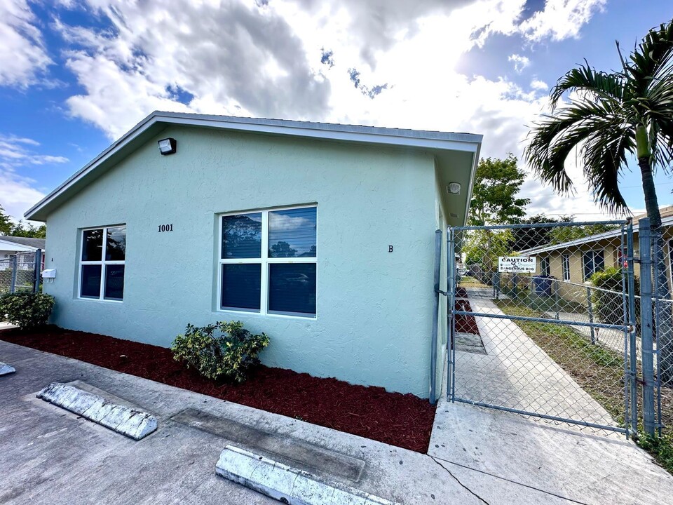 1001 W 9th St, Unit b in Riviera Beach, FL - Building Photo