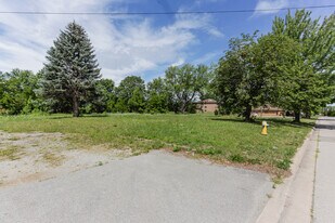 Royal Tuscan in St Catharines, ON - Building Photo