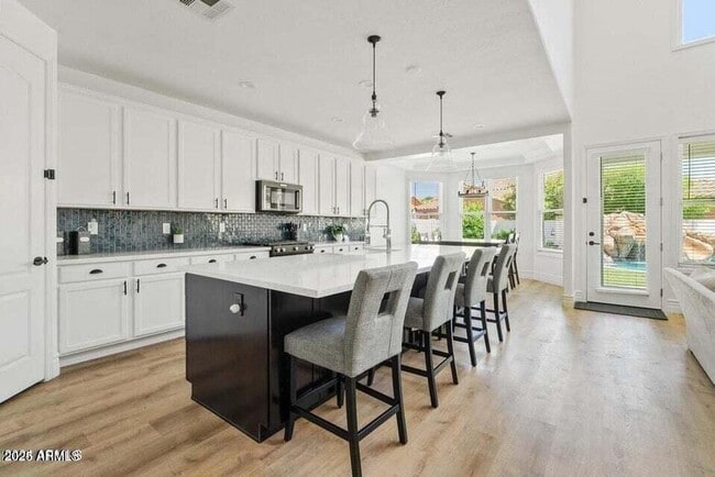 2176 E Desert Broom Dr
