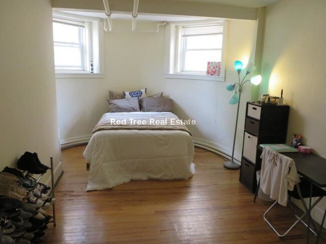 1748 Beacon St in Brookline, MA - Foto de edificio - Building Photo