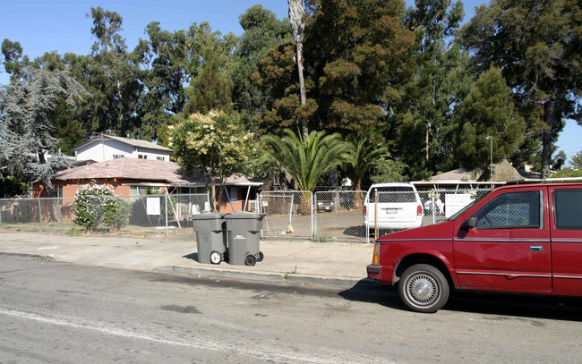 2729-2749 Humboldt Ave in Oakland, CA - Building Photo - Building Photo