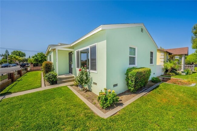 18305 Ibex Ave in Artesia, CA - Foto de edificio - Building Photo