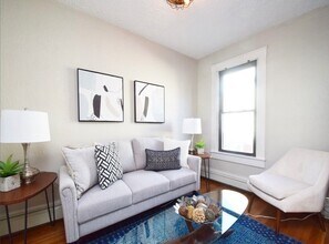 217 Boylston St, Unit 2 in Boston, MA - Foto de edificio - Building Photo
