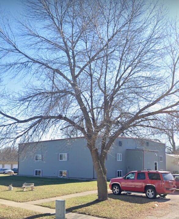 507 W 20th St in Yankton, SD - Foto de edificio