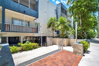 16750 NE 10th Ave in North Miami Beach, FL - Building Photo - Building Photo