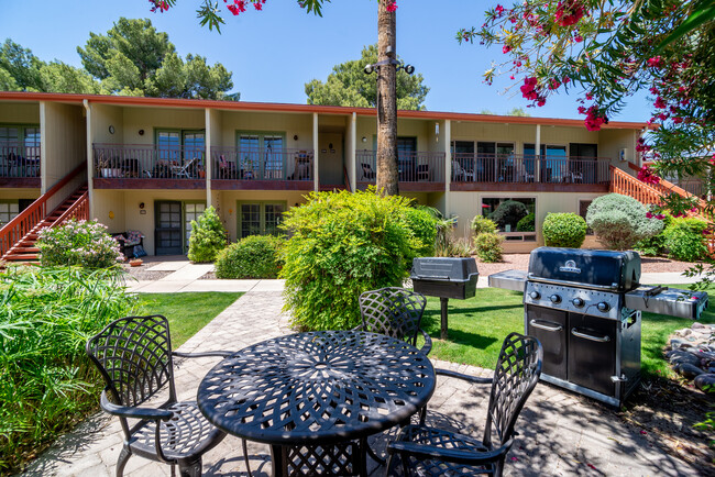 The Lakes Apartments in Tucson, AZ - Building Photo - Building Photo