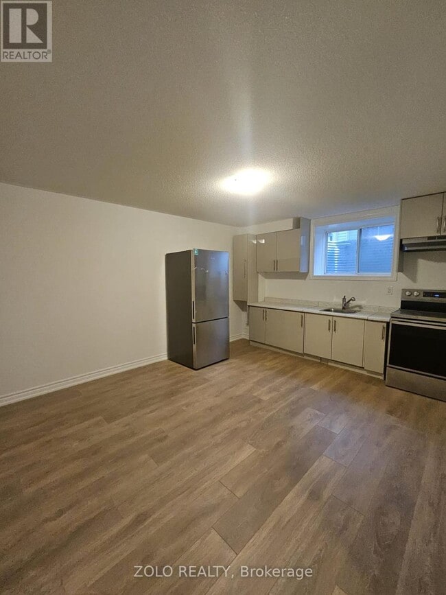 100 W Oak Trl in Barrie, ON - Building Photo - Building Photo