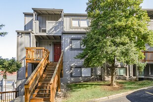 Eagles Eyrie Apartments in Louisville, KY - Building Photo
