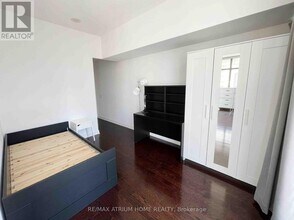 33 Charles St E in Toronto, ON - Building Photo - Building Photo