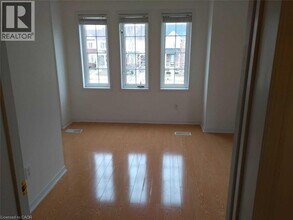 2502 Postmaster Dr in Oakville, ON - Building Photo - Building Photo