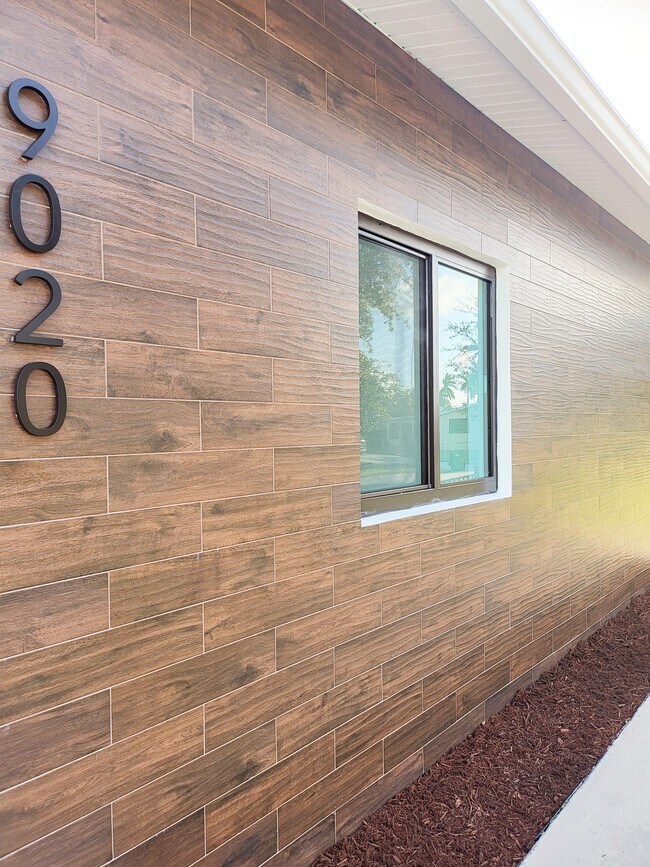 9020 SW 198th Ter in Cutler Bay, FL - Foto de edificio - Building Photo