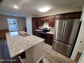 3502 College Dr in Jeffersontown, KY - Foto de edificio - Building Photo