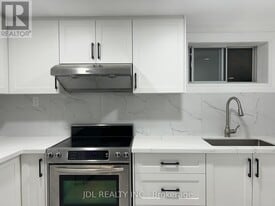 110 Robinson St in Markham, ON - Building Photo