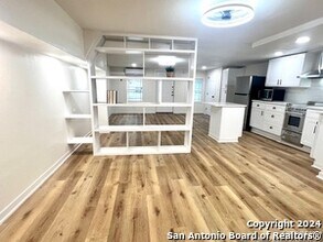 136 E Mulberry Ave in San Antonio, TX - Building Photo - Building Photo