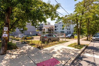 One Jones Park in Jersey City, NJ - Foto de edificio - Building Photo