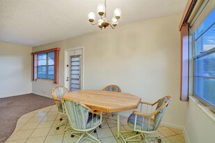 324 Farnham P in Deerfield Beach, FL - Building Photo