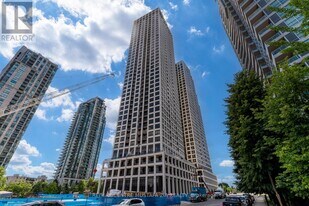 30 Elm Dr W in Mississauga, ON - Building Photo