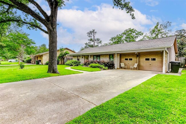 2015 Mapleton Dr in Houston, TX - Building Photo - Building Photo