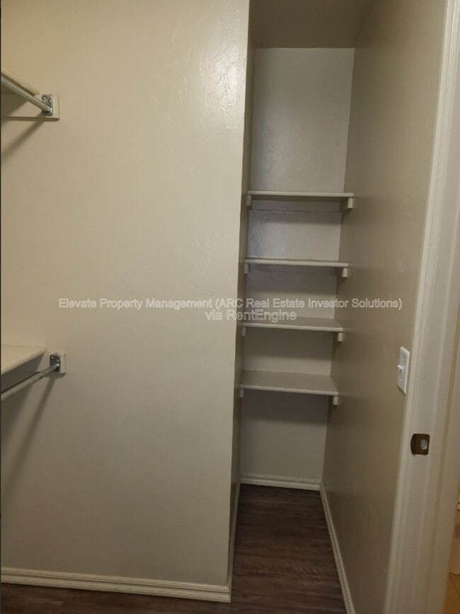 property at 921 West Prairie Wind Way