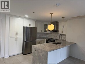 2650 Sandwich W Pkwy in Windsor, ON - Building Photo - Building Photo