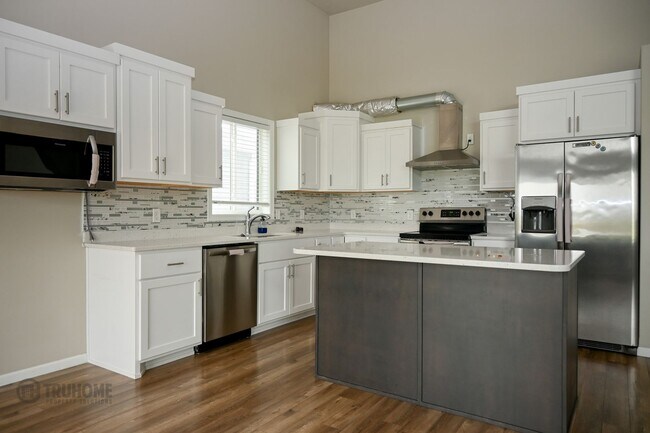 5912 Lou Ann St in Grand Forks, ND - Building Photo - Building Photo