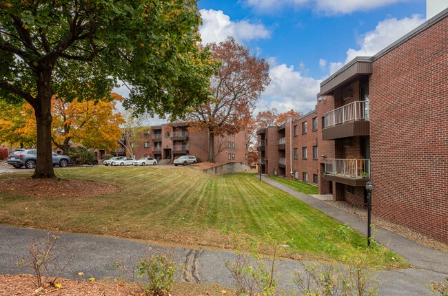 Ledgewood Court Apartments in Worcester, MA - Foto de edificio - Building Photo