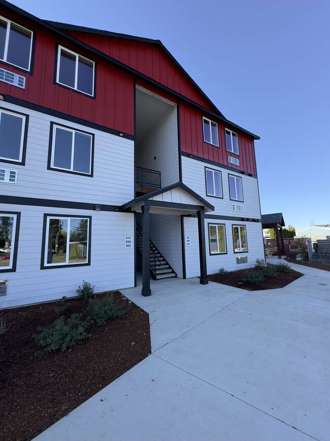 Hardcastle Apartments in Woodburn, OR - Foto de edificio - Building Photo