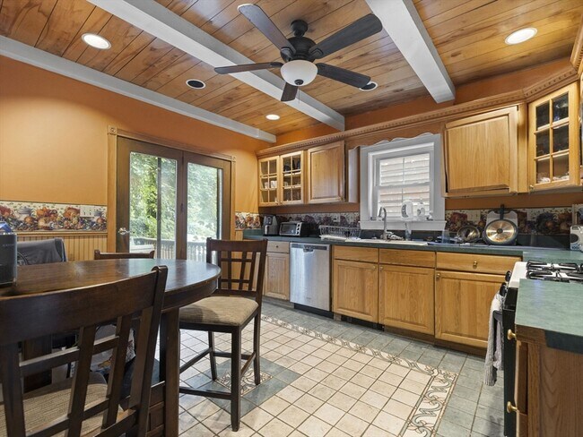 property at 404 E 7th St