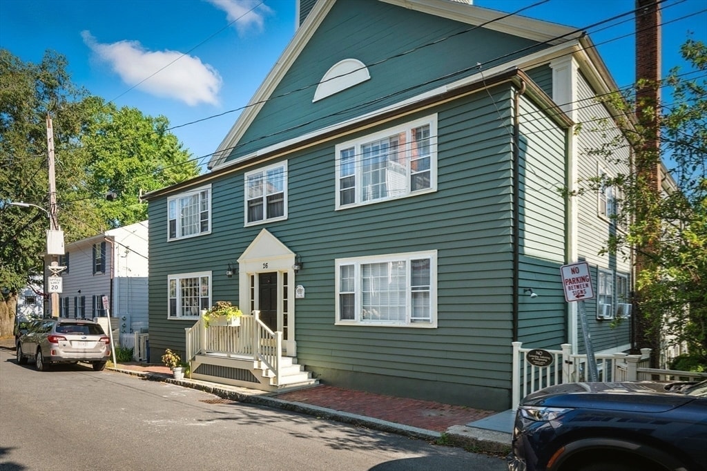 26 Summer St in Marblehead, MA - Building Photo