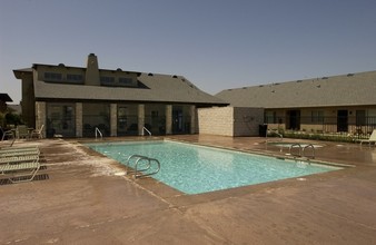 College Park Apartment Homes in Lemoore, CA - Foto de edificio - Building Photo