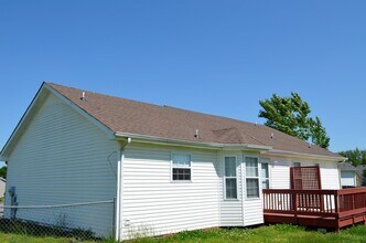 1104 Connemara Way in Clarksville, TN - Building Photo - Building Photo