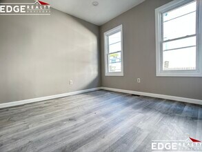 37 Long Ave, Unit 2 in Boston, MA - Foto de edificio - Building Photo